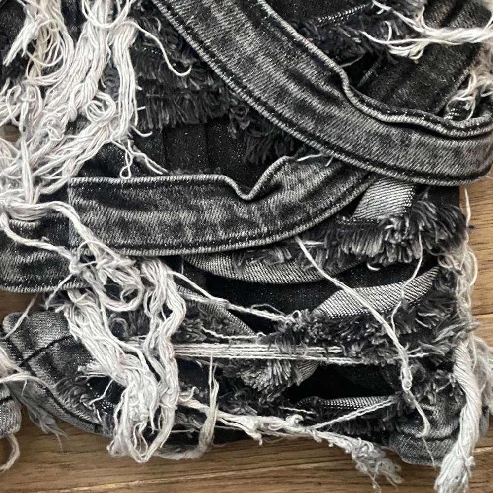 AKIRA SUPER DISTRESSED RELAXED FIT JEANS - Picture 6 of 12